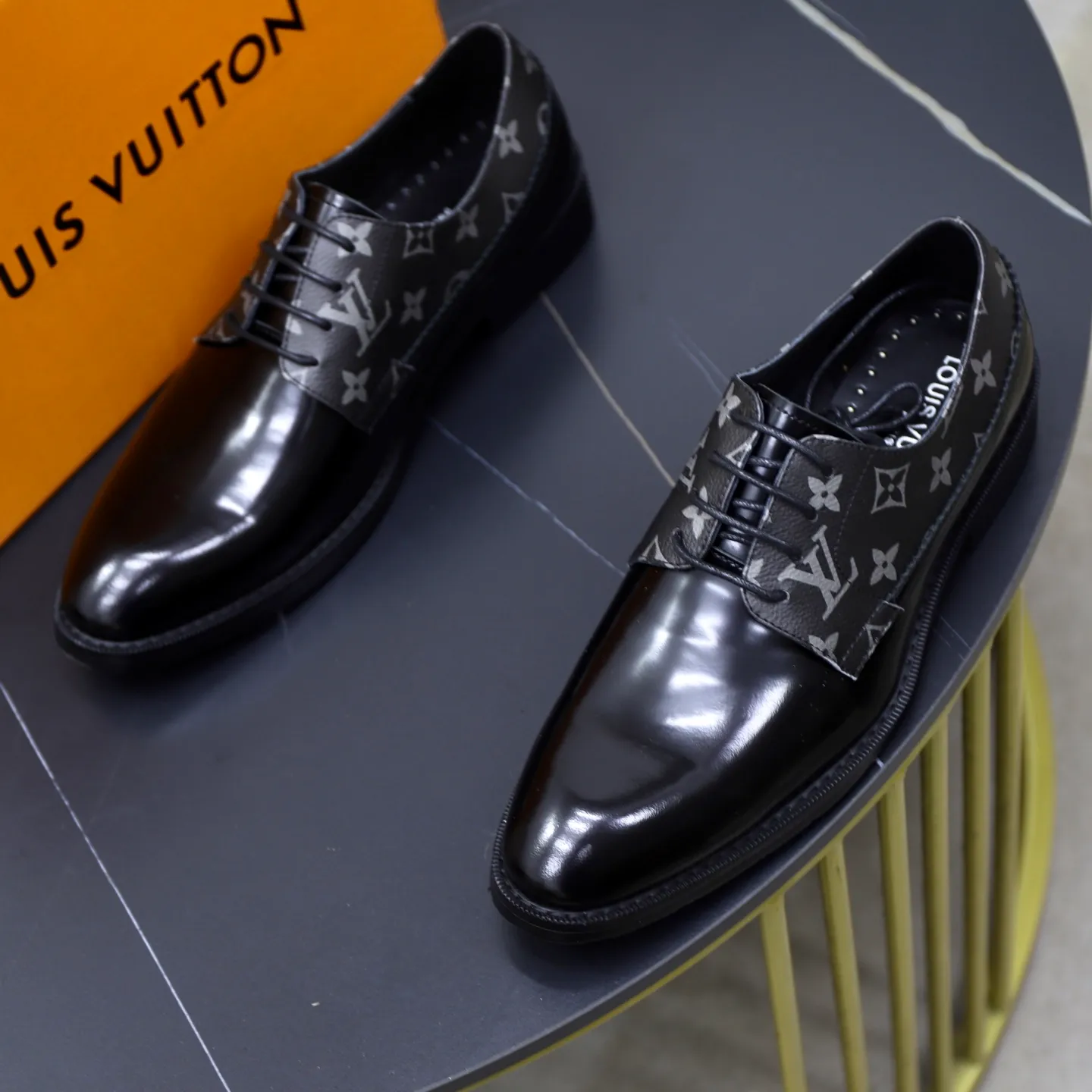 Ex-factory price: 500💰🙅‍♂️🙅‍♂️🙅‍♂️ Brand: LV Louis Vuitton Standard code: Men's size 38-44 (45 can be customized) Grade: Same style as the official website Original order quality Material: Original cowhide surface Comfortable sheepskin lining Original outsole Style category: Men's fashionable casual leather shoes Distinguished big-name luxury elements Top luxury Color: actual picture color